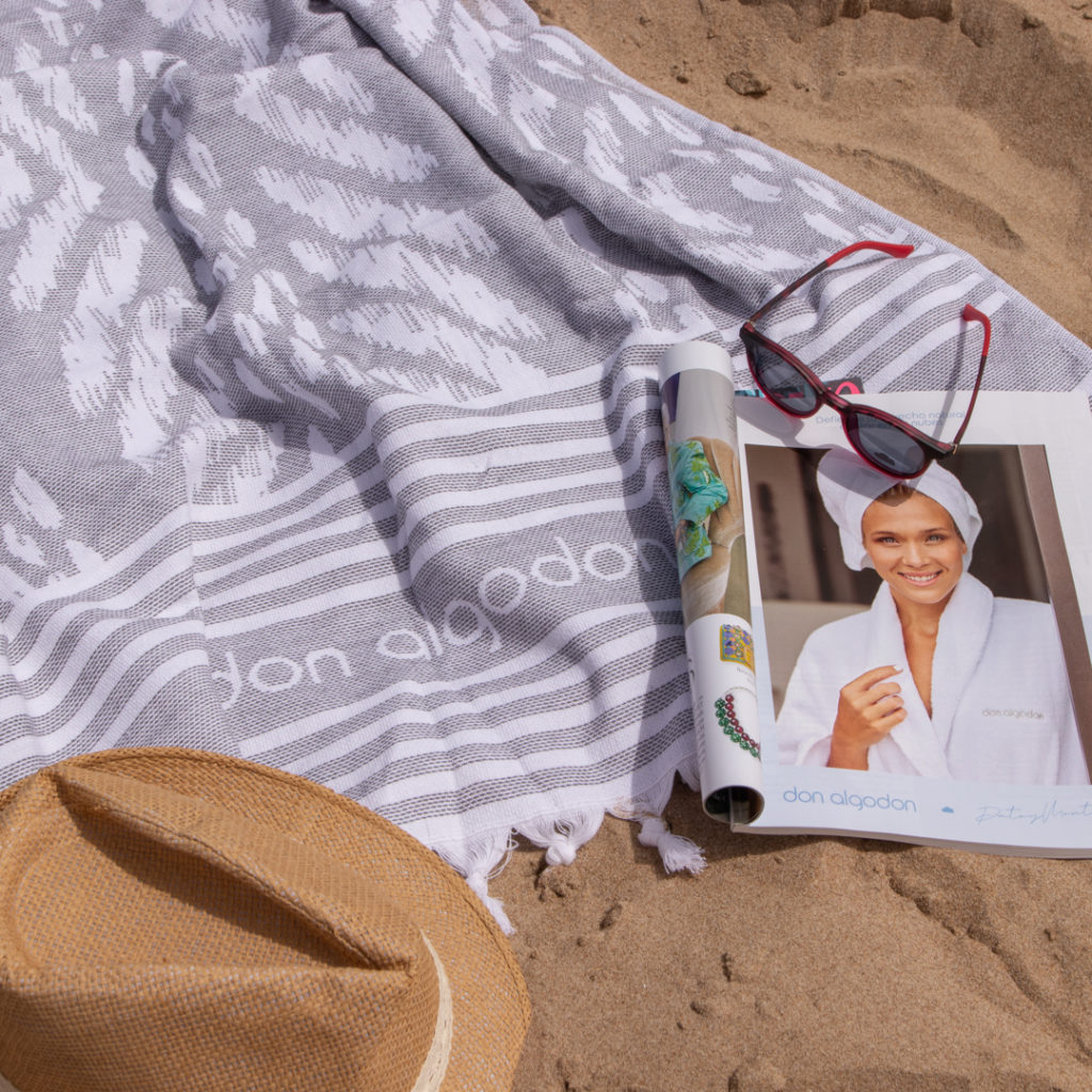 Protector solar, gafas de sol, toallas no pueden faltar en tu bolso de playa